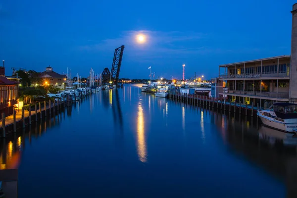 美国密歇根休伦港 2014年6月12日 休伦港海滨区 有一座历史性的火车桥 满月反射在水面上 — 图库照片