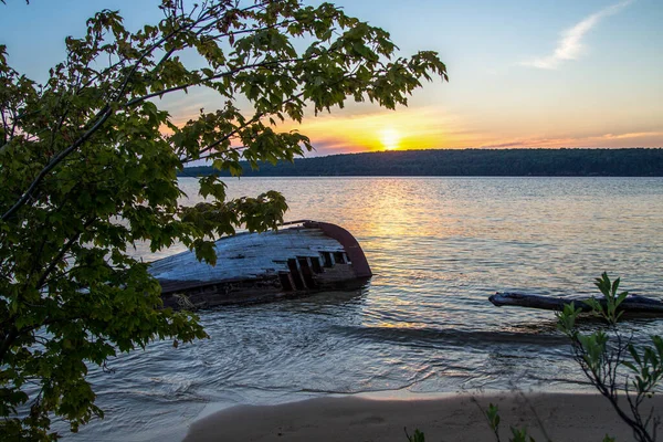 Michigan Beach Sunrise Lake Superior Sunrise Horizon Wooden Shipwreck Foreground — Stock Photo, Image
