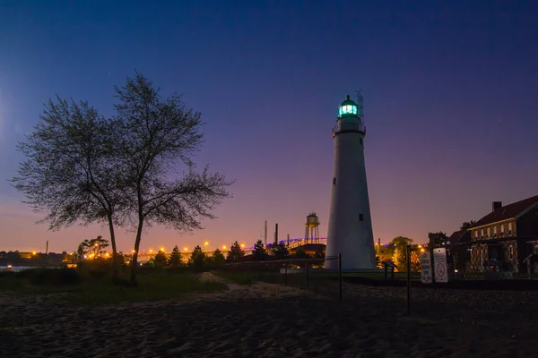 Verlichte Vuurtoren Nachts Het Vuurtorenbaken Van Fort Gratiot Het Stadsgezicht — Stockfoto