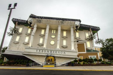 Pigeon Forge, Tennessee, ABD - 15 Ağustos 2020: Pigeon Forge 'daki Wonderworks Müzesi' nin dışı. Wonderworks 'ün Amerika' da Myrtle Beach, Pigeon Forge ve Orlando gibi çeşitli yerleri vardır..