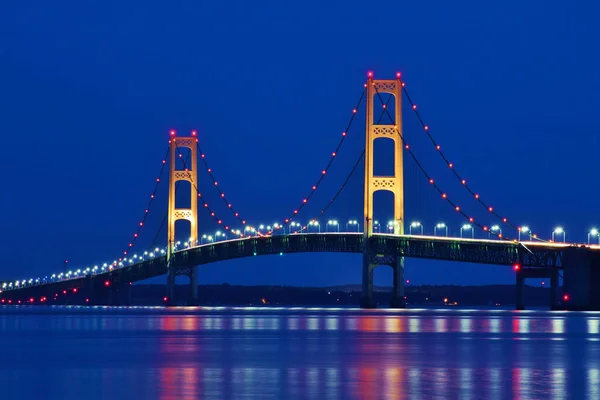 マキノ橋 ミシガン州のマッキナック海峡を照らす明るいマルチカラーライトで照らされたマッキノー橋 — ストック写真