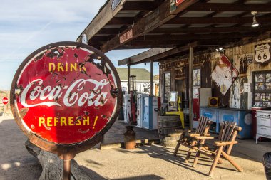 Hackberry, Arizona, ABD - 17 Şubat 2020: Arizona 'da uzak bir otoyoldaki tarihi Route 66 bakkalındaki Coca Cola tabelası. 