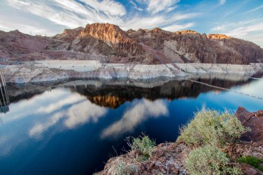 Mead Gölü Tepesi. Nevada 'daki Mead Gölü Ulusal Eğlence Bölgesi' nde Mead Gölü 'nün berrak mavi sularında dağ yansıması..