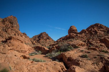 Ateş Vadisi. Nevada çölündeki Ateş Vadisi Parkı 'ndaki Kızıl Kaya Dağları ve uçurumlar.