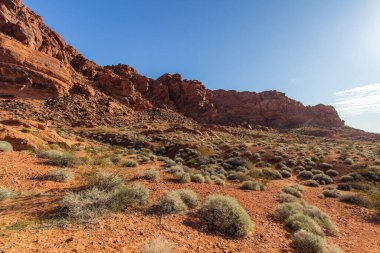 Ateş Vadisi. Nevada çölündeki Ateş Vadisi Parkı 'ndaki Kızıl Kaya Dağları ve uçurumlar.