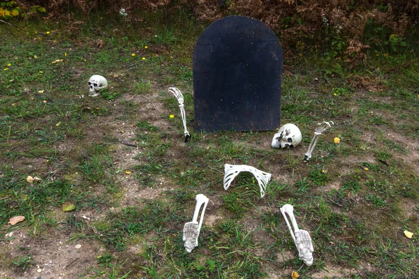 Buiten Halloween Decoraties Skeletten Blanco Zwarte Grafsteen Zijn Eenvoudige Outdoor — Stockfoto