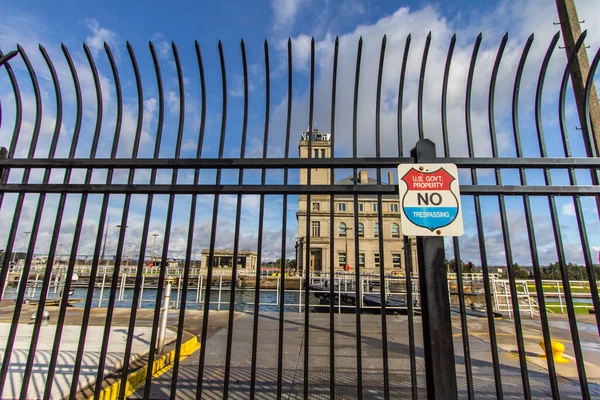 米国政府のプロパティ米国のミシガン州サンマリーにあるアメリカのSoo Lockでの通過標識なし — ストック写真