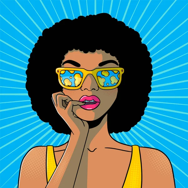 Pop sanat suratı. Afrika saçlı, güneş gözlüklü ve yansımasında patlamış mısır olan seksi siyahi kadın. Pop Art retro mizah tarzında parlak bir arkaplan. -  