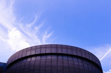 Mavi gökyüzü ve ortak çalışma alanı olan bulut.