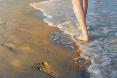 Sahilde dalga oynuyoruz.