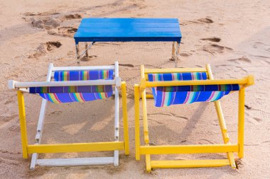 Kumsalda boş bir sandalye.