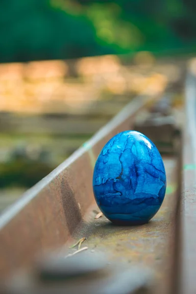 Huevo Azul Pascua Una Vía Férrea —  Fotos de Stock