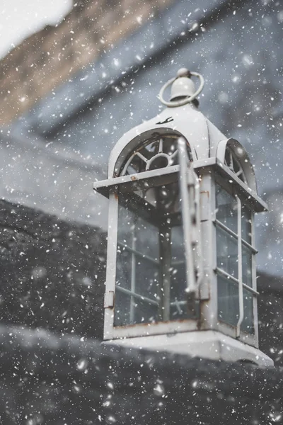 雪の影響で階段の上の古いランタン — ストック写真