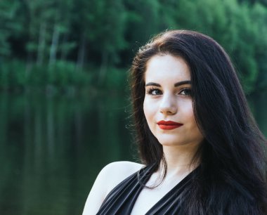 Yaz aylarında bir genç kadın portre