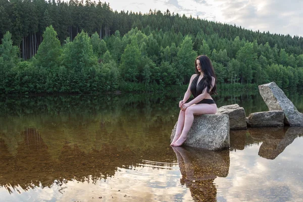 Uma Linda Garota Maiô Senta Uma Pedra Perto Lago Tranquilo — Fotografia de Stock