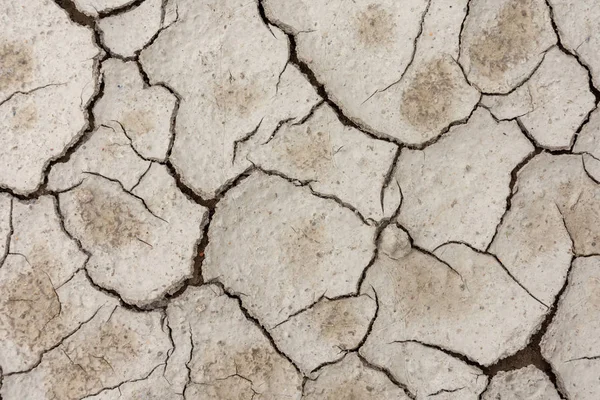 Doku kurutulmuş kırık çok pişmiş çamur düşük açılı tam kare görünümünde bir kuraklık veya doğal afet ve iklim değişikliği kavramsal arka plan
