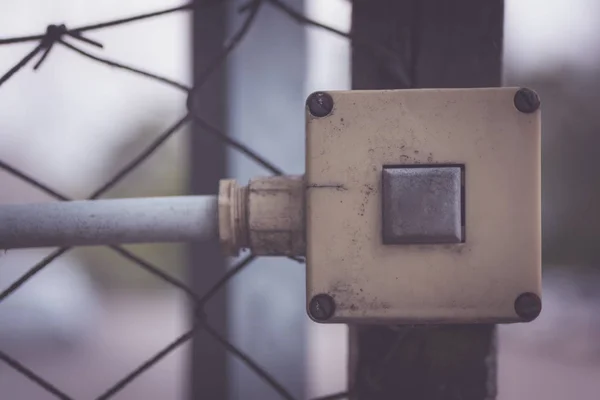 Vieil Interrupteur Électrique Sur Une Clôture — Photo