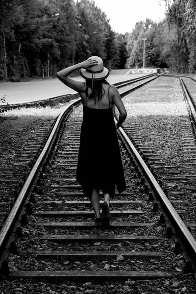 Visão Traseira Mulher Vestindo Vestido Com Chapéu Trilhos Ferroviários Contra — Fotografia de Stock