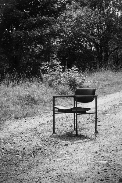 Alter Stuhl Auf Einem Feldweg Schwarz Weiß — Stockfoto