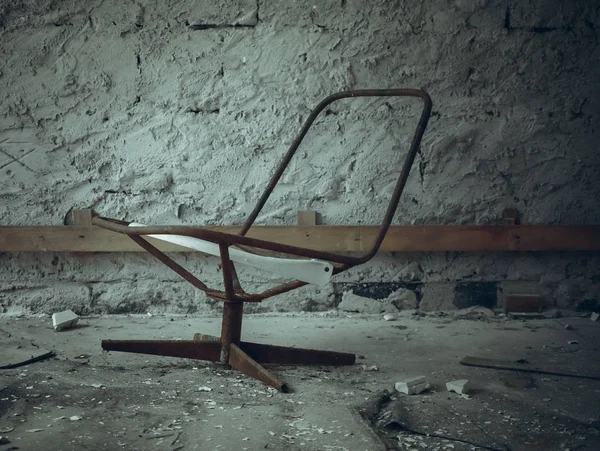 Broken Rusty Chair Dilapidated Room — Stock Photo, Image