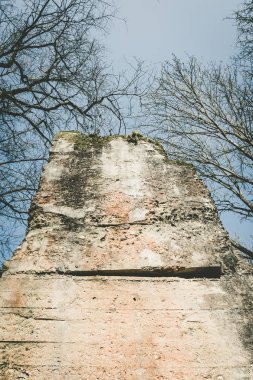 Kışın aşağıdan yukarıya bakan eski kırık sütun
