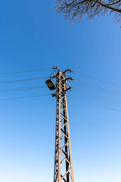 Pilão de eletricidade com vista de baixo — Fotografia de Stock