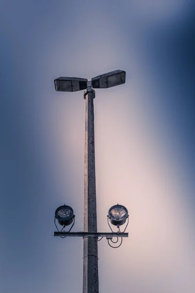 Pouliční lampa s výhledem zdola — Stock fotografie