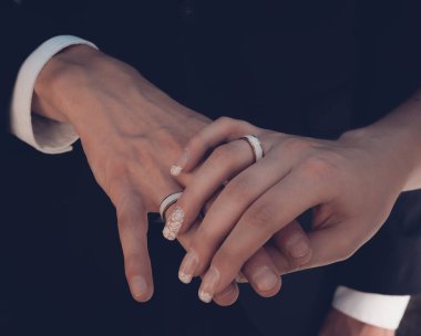 Yeni evliler bir düğünde el ele tutuşuyor