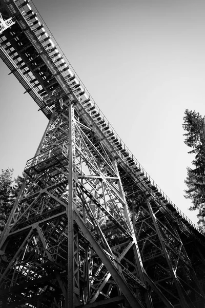 Pohled z vespod vysokokolejné viadukty — Stock fotografie