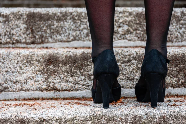Πόδια μιας γυναίκας φορώντας ψηλά τακούνια μαύρα παπούτσια — Φωτογραφία Αρχείου
