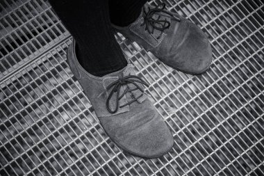 onlar metal ızgara üzerinde dururken ayakkabı yakın