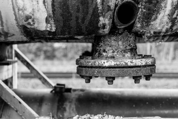 Altes Metallrohrsystem mit Flanschausgang — Stockfoto