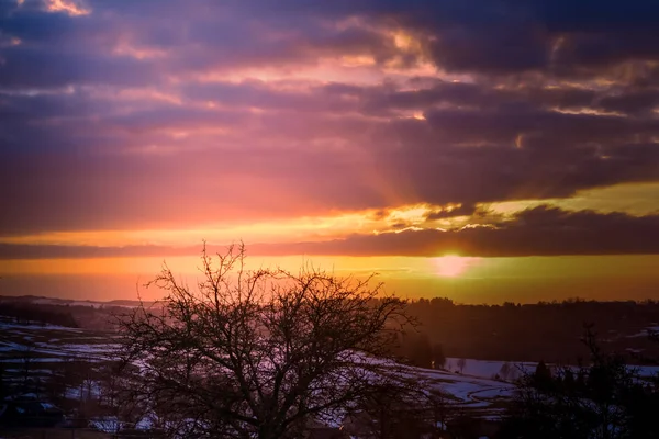 Spektakulär apelsin solnedgång över ett snöigt landskap — Stockfoto