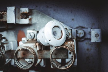 Birbirine bağlı rastgele metal ve plastik parçalar