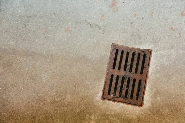 Staré Rezavé Kovové Drenážní Mřížky Betonu Shora Kopírovacím Prostorem — Stock fotografie