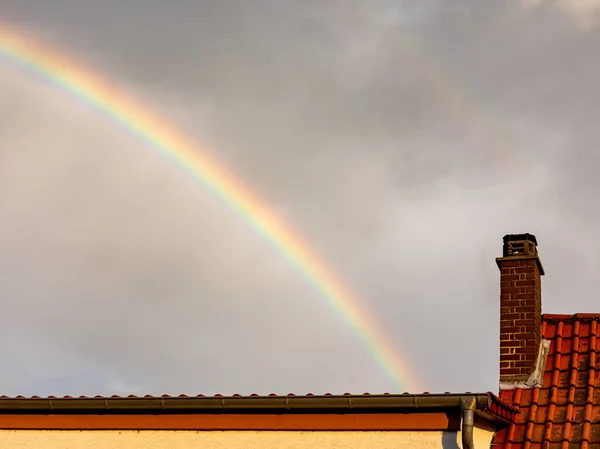 Kleurrijke Regenboog Een Grijze Bewolkte Regenachtige Lucht Boog Boven Een — Stockfoto