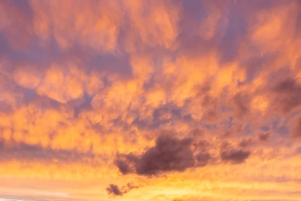 Imponujący Pomarańczowy Zachód Słońca Chmurami Wieczorem — Zdjęcie stockowe