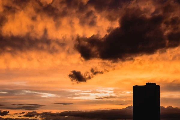 Dramatic Orange Sunset Building Silhouette Clouds Dusk Glow Setting Sun — Stock Photo, Image