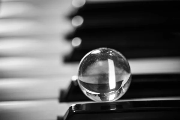 Teclas Piano Con Una Bola Vidrio Vista Cerca Blanco Negro — Foto de Stock