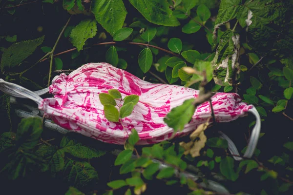 Kleurrijke Textiel Gezichtsmasker Weggegooid Groen Gebruik Tijdens Covid Coronavirus Pandemie — Stockfoto