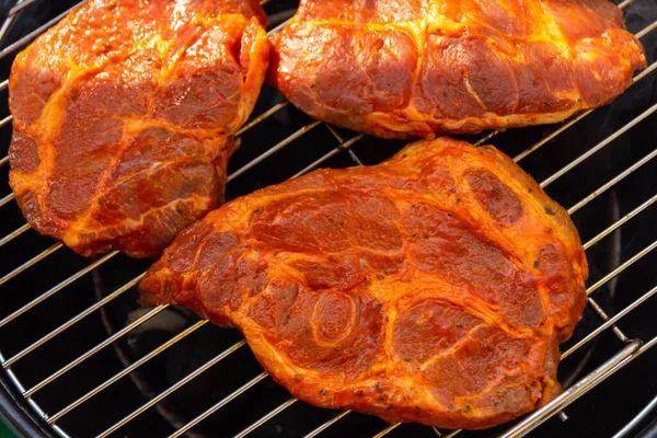 用调料包好调料的调味肉 放在烤架上 在特写镜头下烹调 — 图库照片