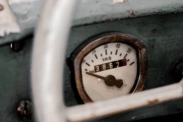 Oude Roestige Snelheidsmeter Kilometerteller Een Vintage Auto Wrak Gezien Door — Stockfoto