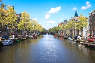 Amsterdam-Hollanda, 19 Nisan 2017: Hollanda 'nın Amsterdam kentinde sakin bir kanal manzarası