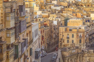 Yukarıdan, geleneksel evleri ve Valletta başkenti şehir Malta balkonda güzel manzara