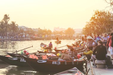 Hoi An Vietnam - 9 Şubat 2018: Geleneksel tekneler Hoi antik mimari önünde bir gün batımında, Vietnam. Hoi bir dünya kültürel miras site, karma kültürler ünlü 