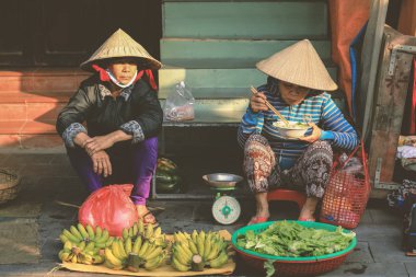 Hoi An, Vietnam - 7 Şubat 2018: Hanoi, Vietnam onun öğle yemeği sokak satıcıları
