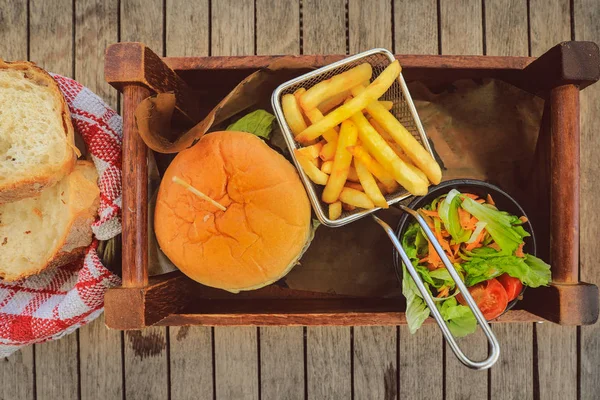 Hamburger taze sebze ve patates kızartması ile