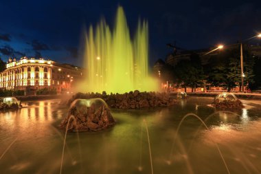 Hochstrahlbrunnen: Çeşme ve Sovyet savaş anıtı Schwarzenbergplatz üzerinde kare Viyana, Avusturya