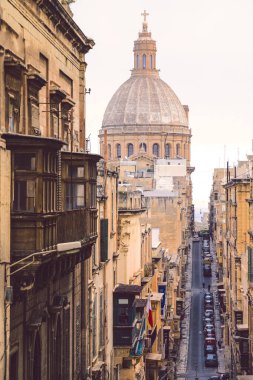 Kubbe Mount Carmel Our Lady churche ve Valletta, Malta başkenti şehir dar sokak