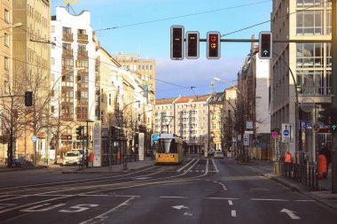 BERLİN ALMANI - 1 HAZİRAN 2018: Berlin Almanya kentinden geçen sarı toplu taşıma tramvayı 
